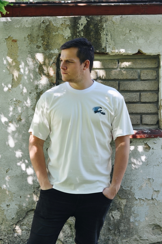Biobavlněné unisex triko v bílé barvě s potiskem majáku - přední díl. Biobavlněné unisex triko v bílé barvě s potiskem majáku.