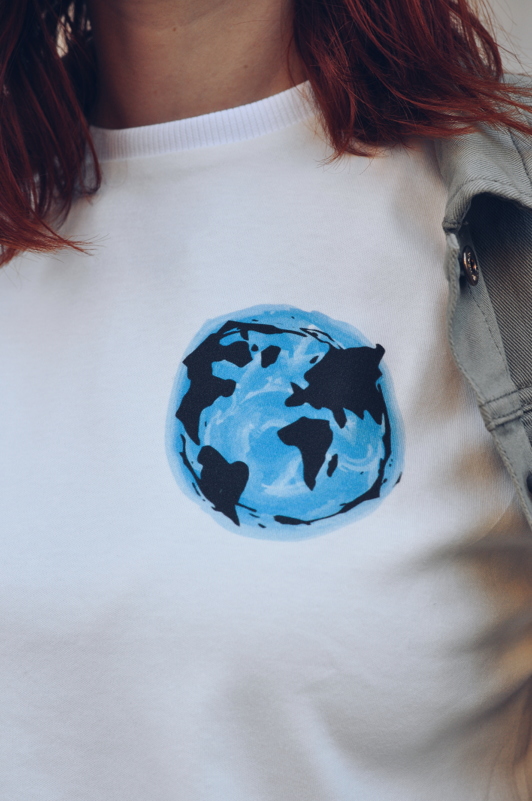 Biobavlněné unisex tričko South Elements s potiskem Země - přední díl, detail potisku. Biobavlněné unisex tričko South Elements s potiskem Země.