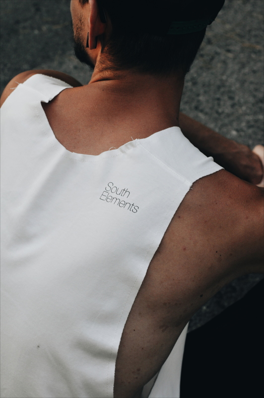 Biobavlněné unisex tílko se žluto - modrým potiskem ptáčka - zadní díl Biobavlněné unisex tílko se žluto - modrým potiskem ptáčka.