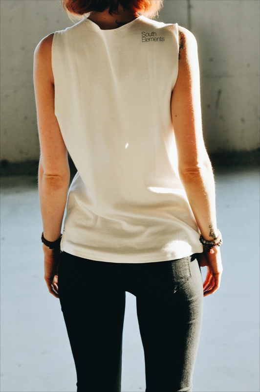 Biobavlněné unisex tílko South Elements s červeno - modrým potiskem ptáčka - zadní díl. Biobavlněné unisex tílko South Elements s červeno - modrým potiskem ptáčka.