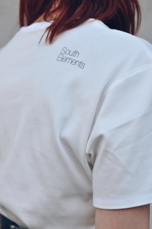 Biobavlněné unisex triko South Elements s potiskem stromu - zadní díl. Biobavlněné unisex triko South Elements s potiskem stromu.
