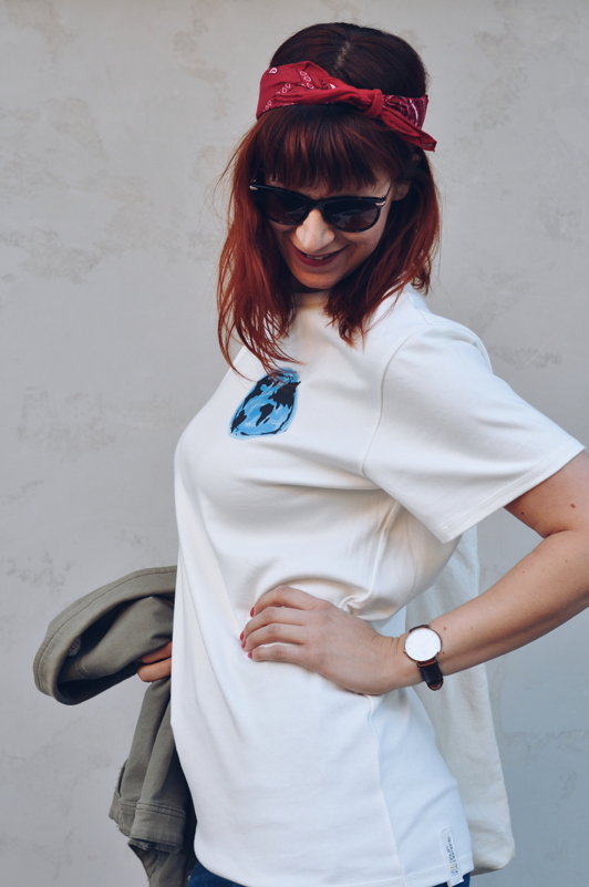 Biobavlněné unisex tričko South Elements s potiskem Země - boční pohled. Biobavlněné unisex tričko South Elements s potiskem Země.