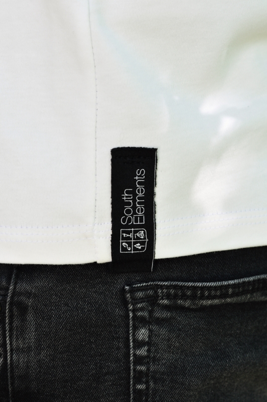 Biobavlněné unisex triko v bílé barvě s potiskem majáku - detail cedulky. Biobavlněné unisex triko v bílé barvě s potiskem majáku.