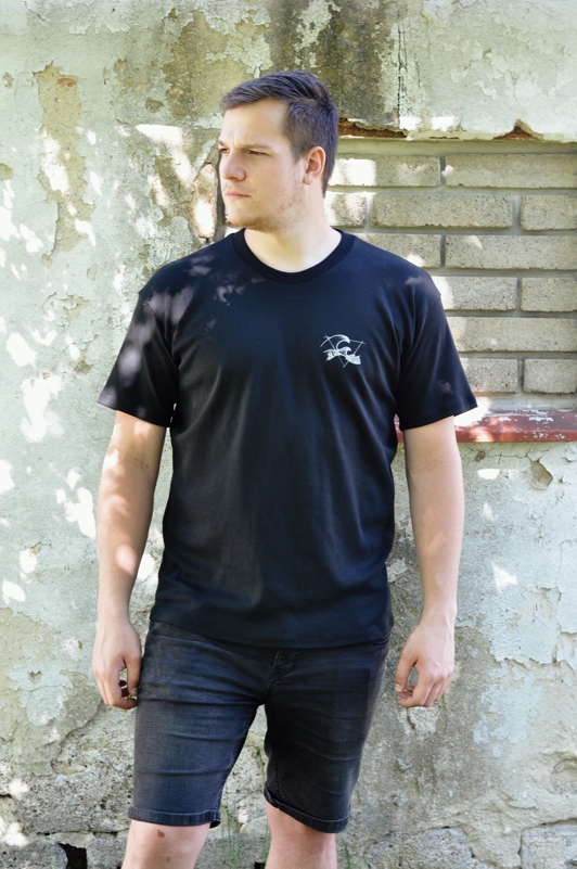 Biobavlněné unisex triko v černé barvě s potiskem majáku - přední díl. Biobavlněné unisex triko v černé barvě s potiskem majáku.