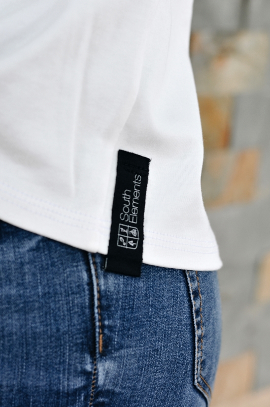Biobavlněné unisex triko v bílé barvě s potiskem ryby - detail cedulky. Biobavlněné unisex triko v bílé barvě s potiskem ryby.
