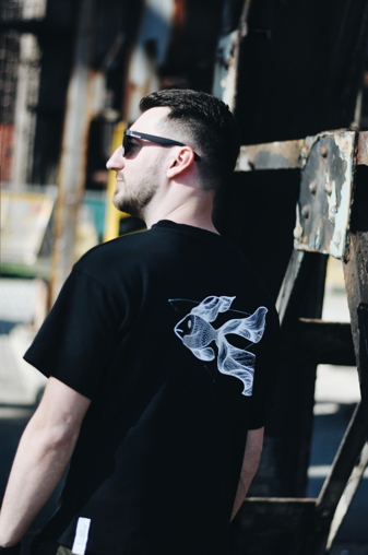 Biobavlněné unisex triko v bílé barvě s potiskem ryby - zadní díl. Biobavlněné unisex triko v bílé barvě s potiskem ryby.