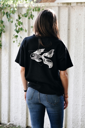 Biobavlněné unisex triko v černé barvě s potiskem ryby - zadní díl. Biobavlněné unisex triko v černé barvě s potiskem ryby.