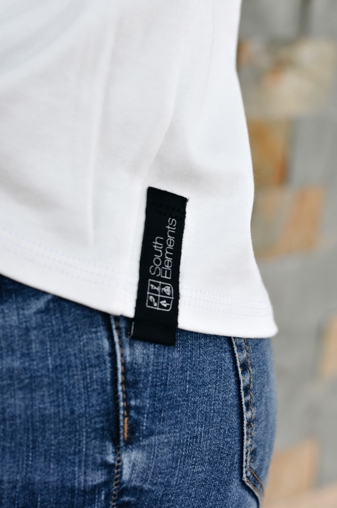 Biobavlněné unisex triko v bílé barvě s potiskem ryby - detail cedulky. Biobavlněné unisex triko v bílé barvě s potiskem ryby.