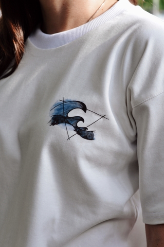 Biobavlněné unisex triko v bílé barvě s potiskem ryby - přední díl, detail potisku. Biobavlněné unisex triko v bílé barvě s potiskem ryby.