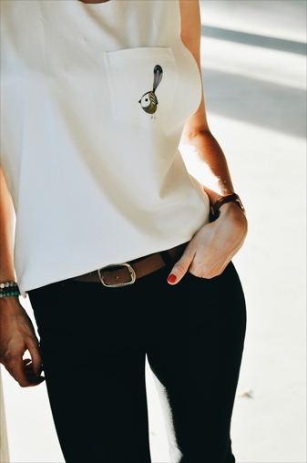 Biobavlněné unisex tílko se žluto - modrým potiskem ptáčka - přední díl. Biobavlněné unisex tílko se žluto - modrým potiskem ptáčka.