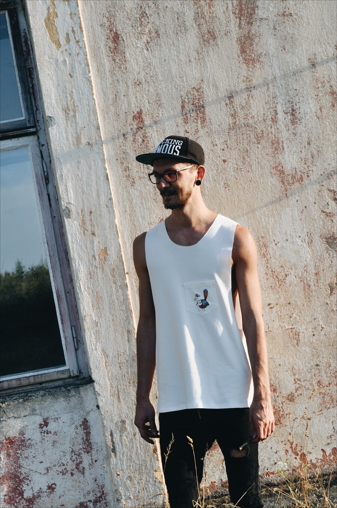 Biobavlněné unisex tílko South Elements s červeno - modrým potiskem ptáčka - přední díl. Biobavlněné unisex tílko South Elements s červeno - modrým potiskem ptáčka.
