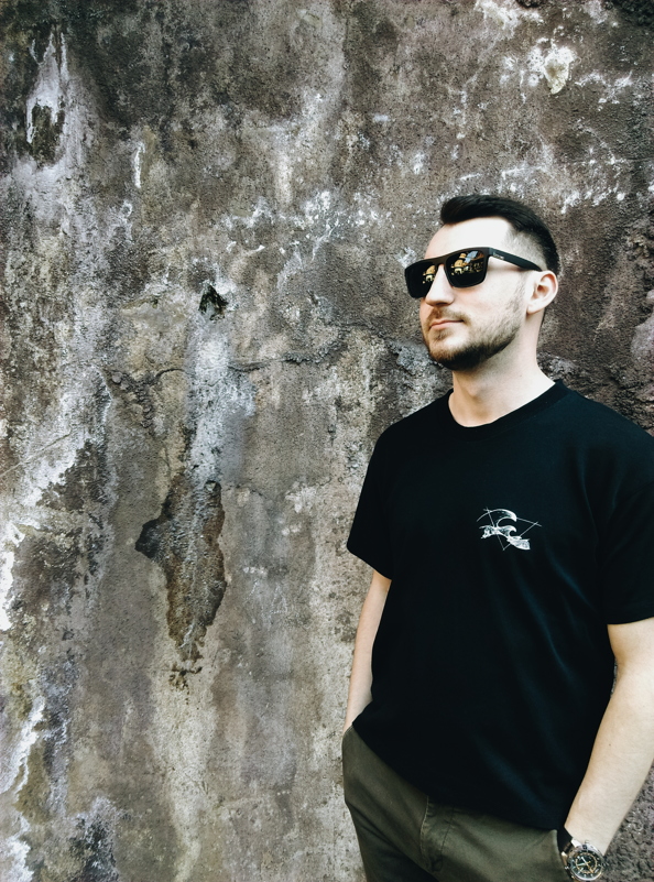 Biobavlněné unisex triko v černé barvě s potiskem ryby - přední díl. Biobavlněné unisex triko v černé barvě s potiskem ryby.