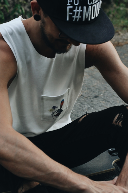 Biobavlněné unisex tílko South Elements s červeno - modrým potiskem ptáčka.