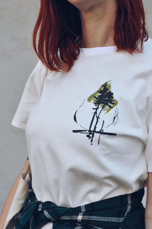 Biobavlněné unisex triko South Elements s potiskem stromu - přední díl, detail potisku. Biobavlněné unisex triko South Elements s potiskem stromu.