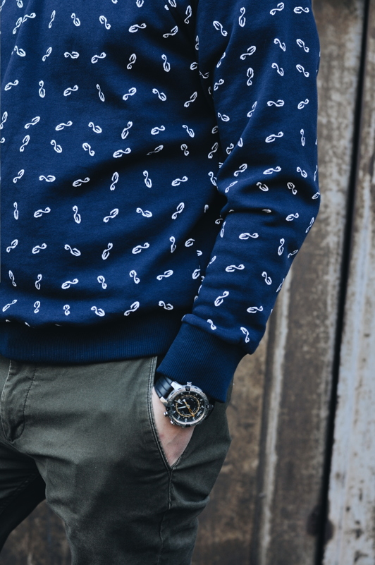 Biobavlněná tmavě modrá unisex mikina South Elements - přední díl, detail potisku. Biobavlněná tmavě modrá unisex mikina South Elements.