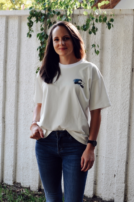Biobavlněné unisex triko v bílé barvě s potiskem ryby - přední díl. Biobavlněné unisex triko v bílé barvě s potiskem ryby.